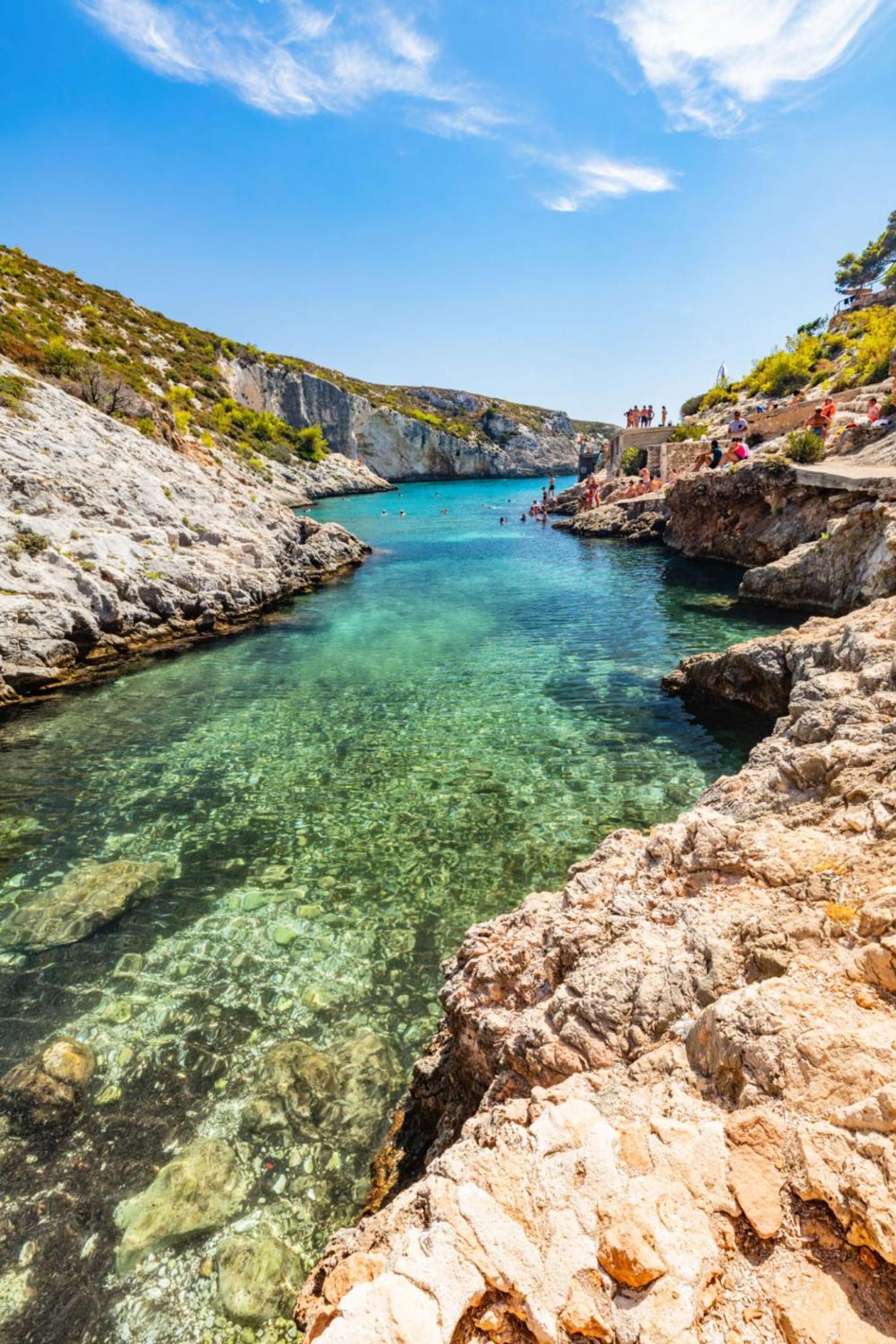 Roxa Montuoso Agios Leon